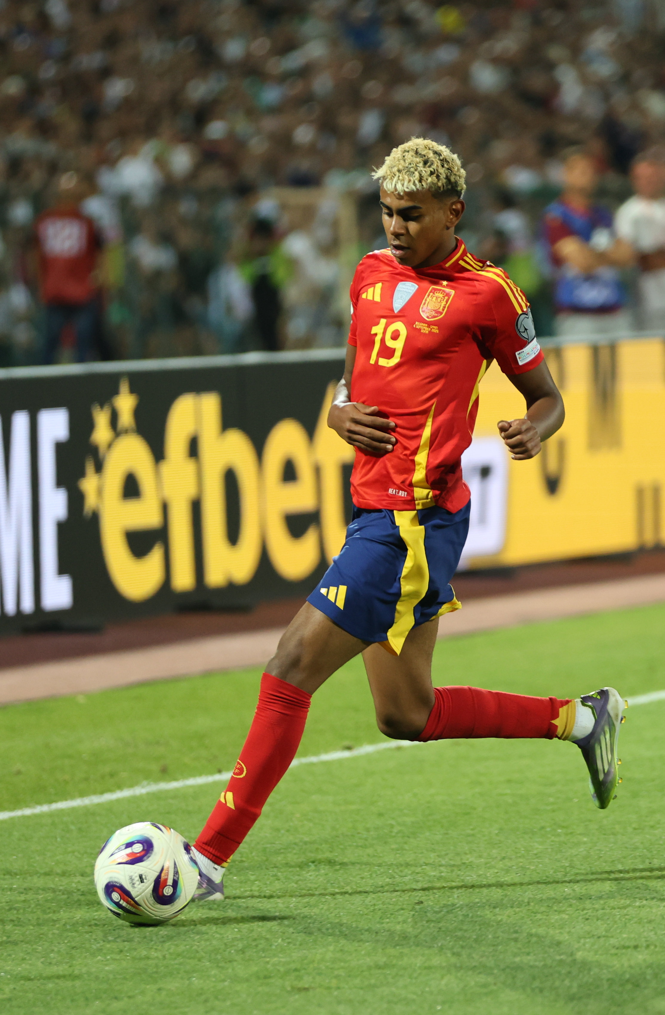 Lamine Yamal jugando con la selección española en 2025